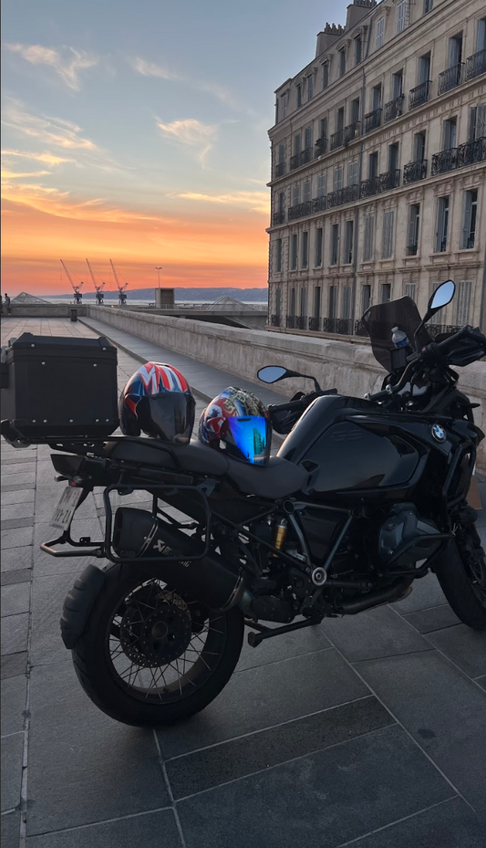 BMW GS 1250 Triple Black : la moto grosse cylindrée idéale à louer à Marseille