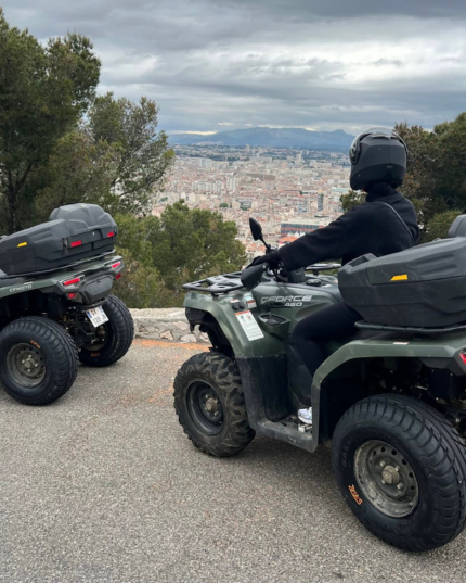 Balade en quad entre amis à Marseille : coucher de soleil aux Goudes, sur la Corniche et la Route des Crêtes
