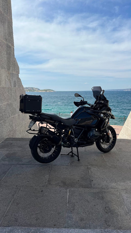 Location BMW GS 1250 Triple Black à Marseille : l’aventure haut de gamme sur deux roues